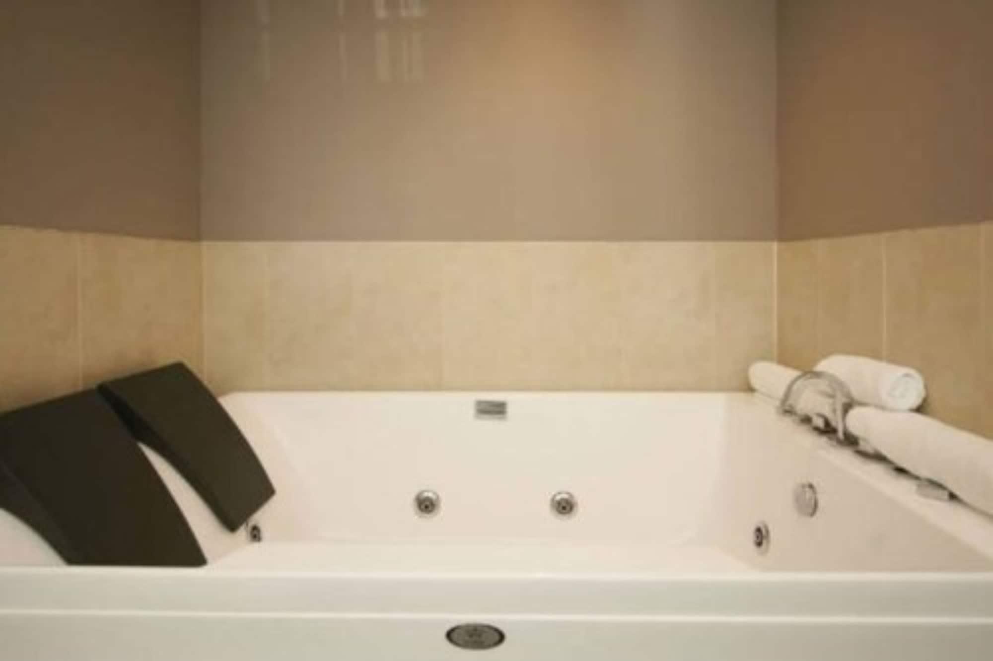 Aotea Motor Lodge วังกานุย ภายนอก รูปภาพ A whirlpool bathtub