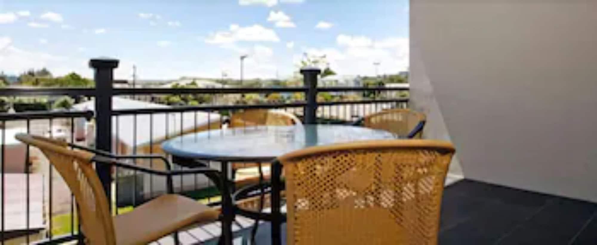 Aotea Motor Lodge วังกานุย ภายนอก รูปภาพ A balcony at a hotel