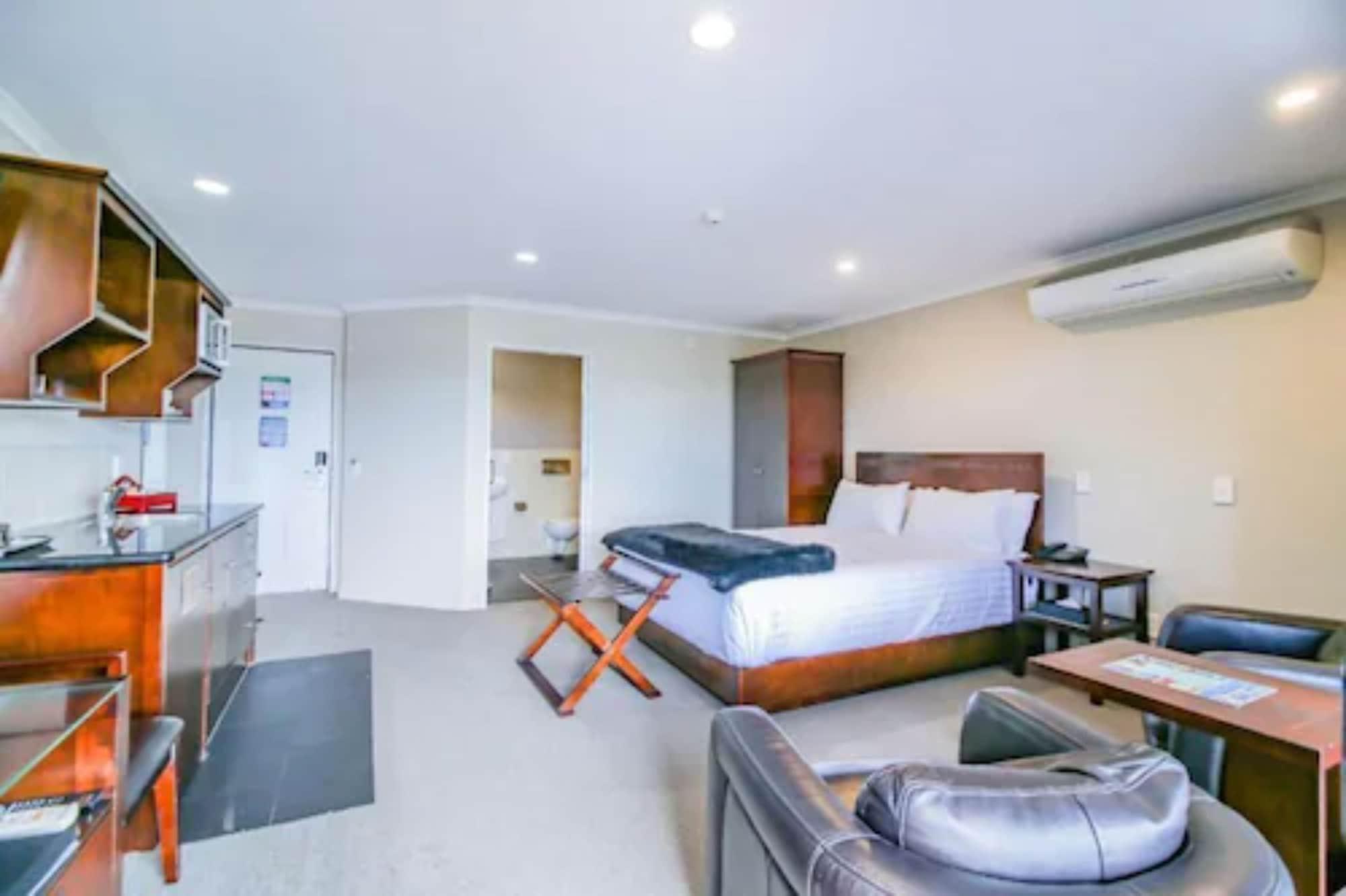 Aotea Motor Lodge วังกานุย ภายนอก รูปภาพ A typical studio apartment