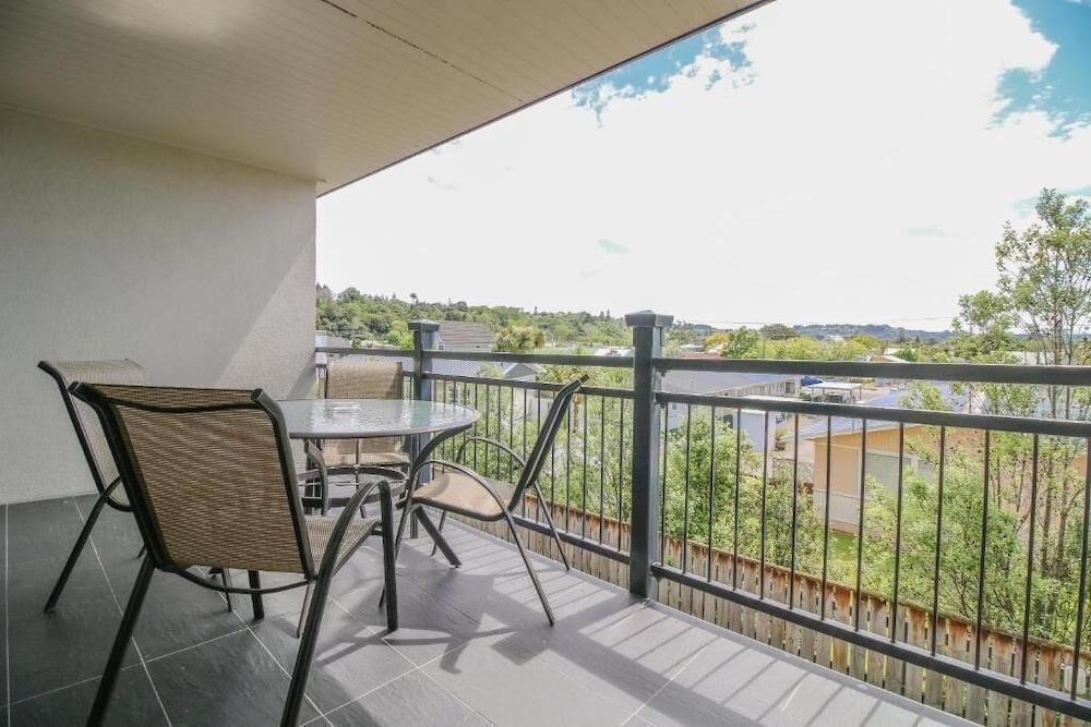 Aotea Motor Lodge วังกานุย ภายนอก รูปภาพ A balcony
