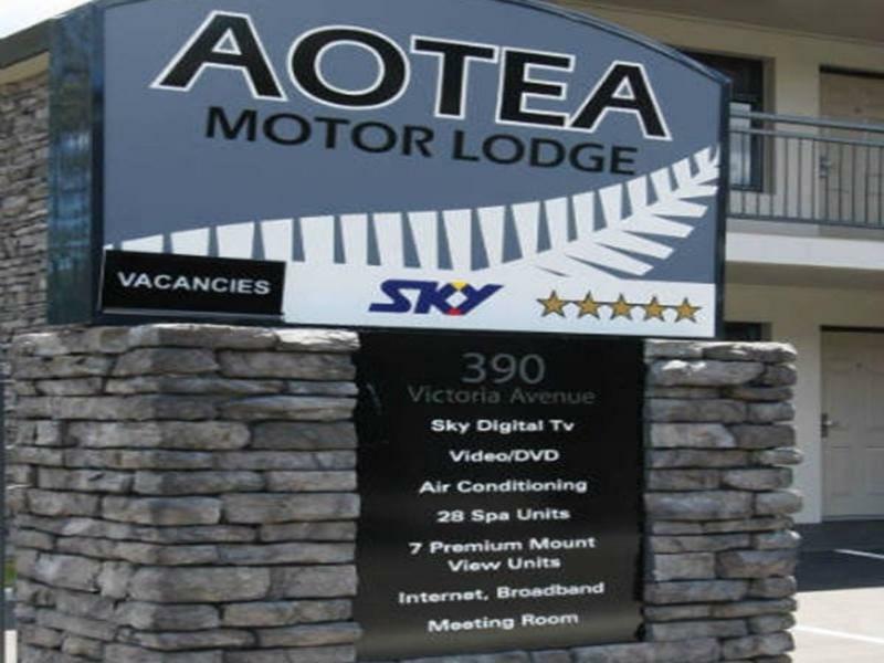 Aotea Motor Lodge วังกานุย ภายนอก รูปภาพ Sky TV advertisement on a motel