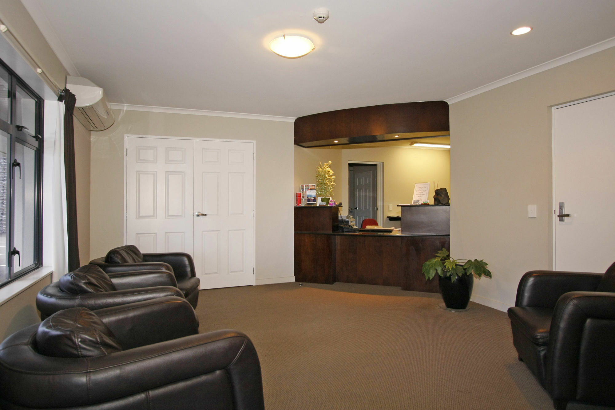 Aotea Motor Lodge วังกานุย ภายนอก รูปภาพ The reception area of a dental practice