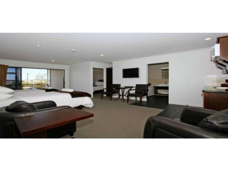 Aotea Motor Lodge วังกานุย ภายนอก รูปภาพ A suite at the hotel